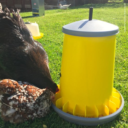 Bainbridge Supreme Poultry Feeder With Cover 5kg.