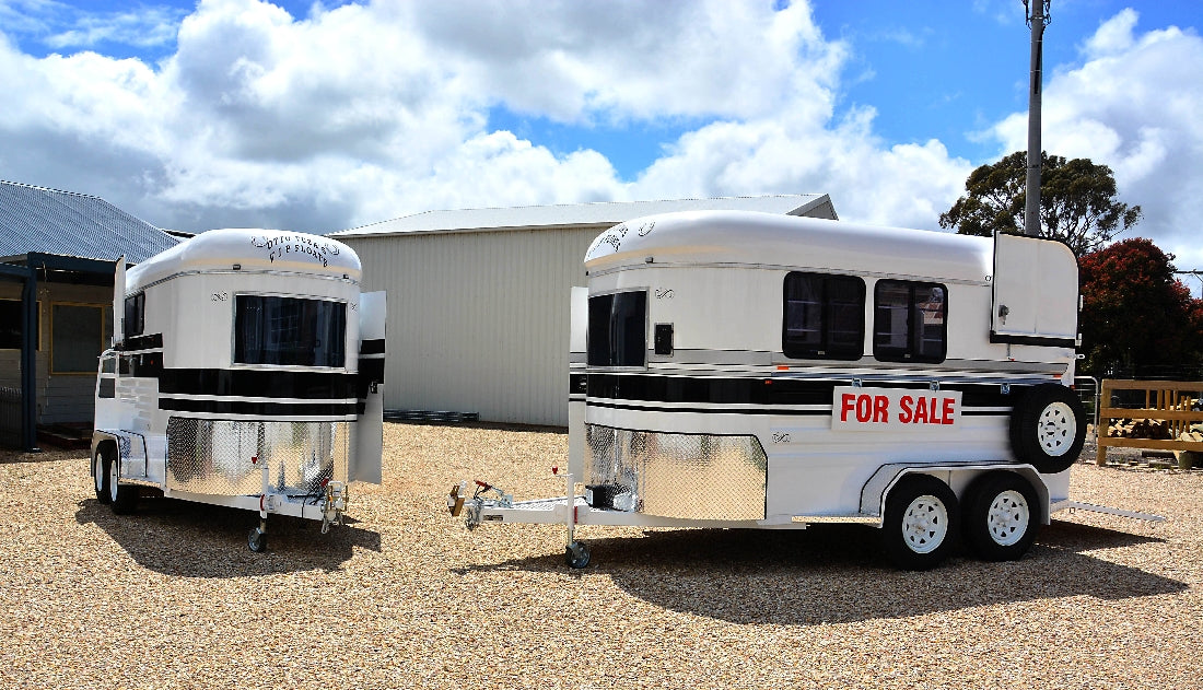 OTTO TUZA 3 Horse Angle Fully Enclosed Float
