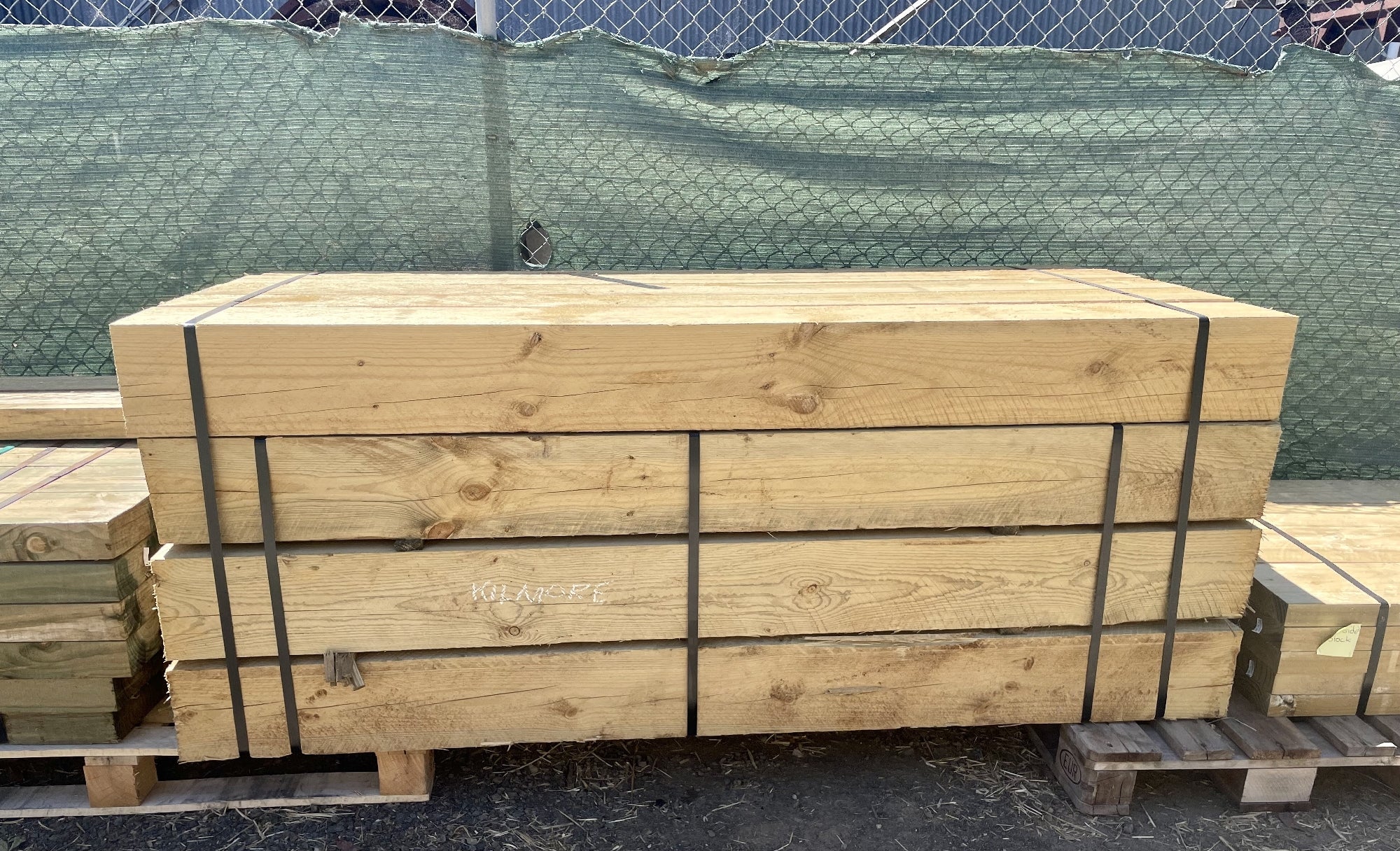Pine Post Square. 2.1 200mm [M:2.1M MM:200MM]